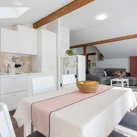 Lägenhet Ala Da-apartman Sa Bazenom